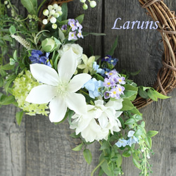 サマーリース　　清楚な白クレマチスとブルー系のお花をあしらった夏のリース　グリーンリース　30㎝直径タテ50㎝玄関リース 5枚目の画像