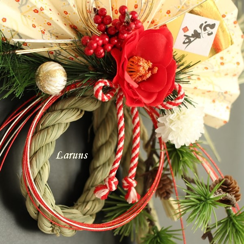 しめ縄 清楚な椿とマムと大きな扇子の飾りをあしらった縦しめ縄 紅白