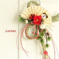 しめ縄 清楚な椿とマムと大きな扇子の飾りをあしらった縦しめ縄 紅白