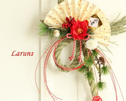 しめ縄 清楚な椿とマムと大きな扇子の飾りをあしらった縦しめ縄 紅白