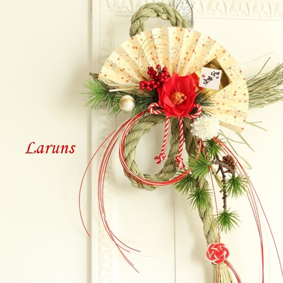 しめ縄 清楚な椿とマムと大きな扇子の飾りをあしらった縦しめ縄 紅白