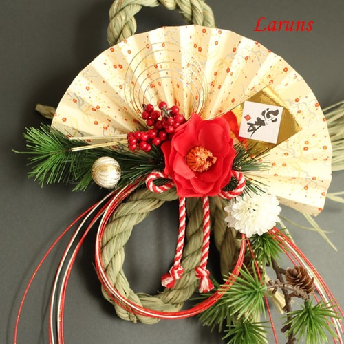 しめ縄 清楚な椿とマムと大きな扇子の飾りをあしらった縦しめ縄 紅白