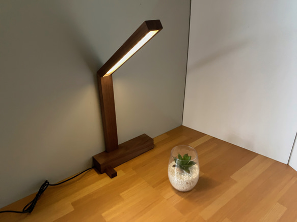 癒しの空間を造る木製スタンドライト照明 1枚目の画像
