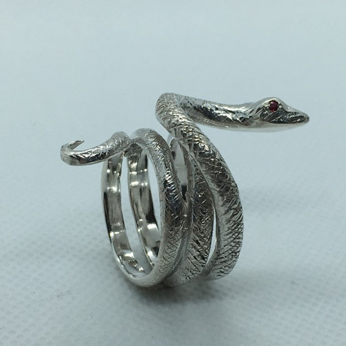 ちょっとリアルな蛇リングのルビー仕立て 指輪・リング