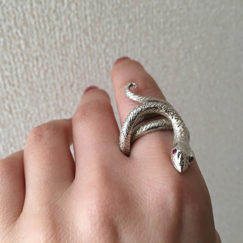 なっつんさんのルビーのシルバー手作りリングです。他の方は購入しない