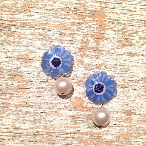 再販  ブルー お花とパールのイヤリング 1枚目の画像