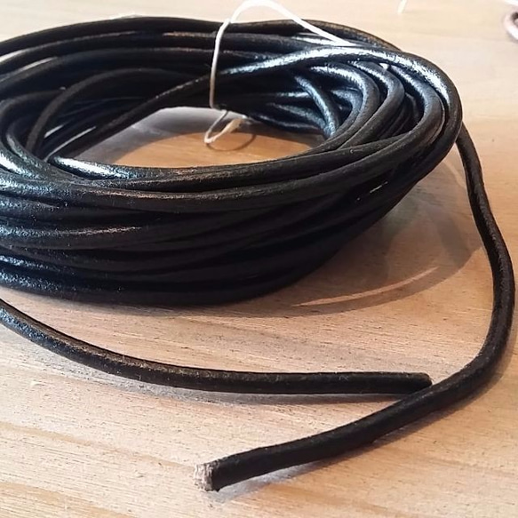 牛皮繩 真皮繩 圓皮繩 4mmx1公尺 黑色 DIY材料 水桶袋拉繩 編織線 飾品配件 第1張的照片