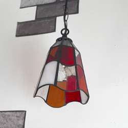 ステンドグラス釣鐘ランプ 暖色 3枚目の画像