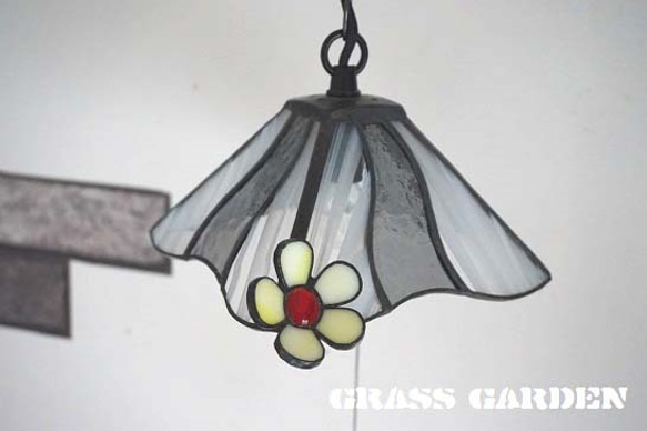 ステンドグラス蝶が舞うクリアランプ 3枚目の画像