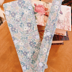 花柄ブルーのショルダーバック肩紐カバー 水筒肩紐カバー 1枚目の画像
