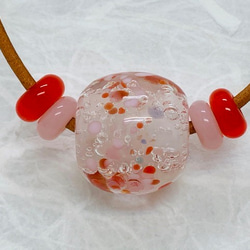 爽やかとんぼ玉ネックレス　さくらんぼ色 4枚目の画像