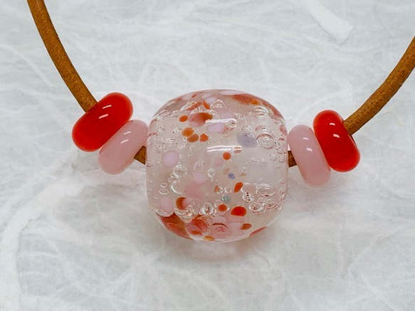 爽やかとんぼ玉ネックレス　さくらんぼ色 4枚目の画像