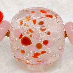 爽やかとんぼ玉ネックレス　さくらんぼ色 5枚目の画像