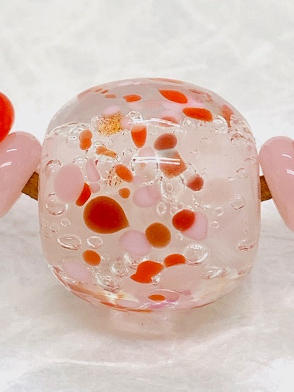 爽やかとんぼ玉ネックレス　さくらんぼ色 5枚目の画像