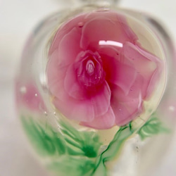 ピンクの薔薇のとんぼ玉ネックレス 3枚目の画像
