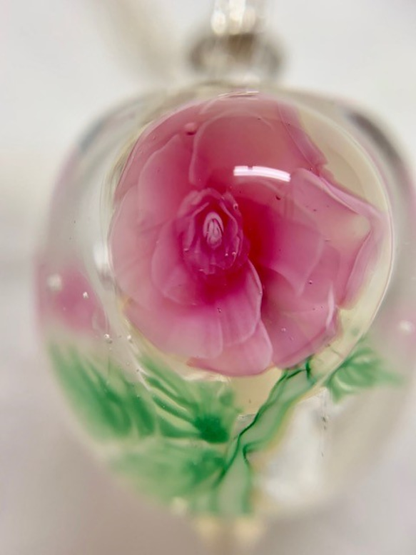 ピンクの薔薇のとんぼ玉ネックレス 3枚目の画像