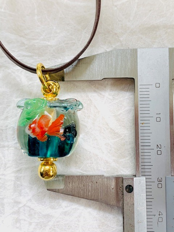 金魚鉢のとんぼ玉ネックレス 5枚目の画像