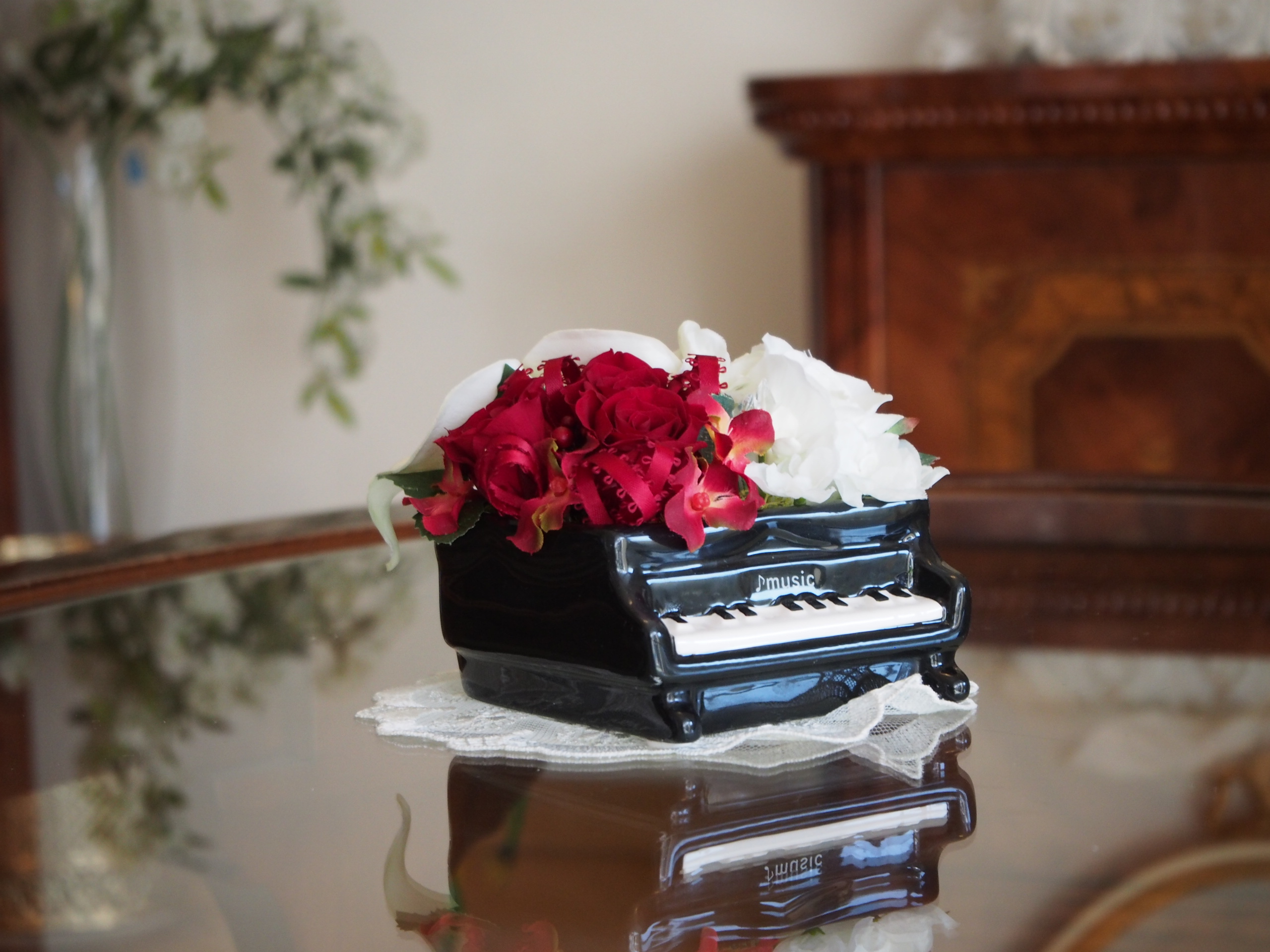 紅白のフラワーアレンジメント【造花＋プリザーブドフラワー】陶器製