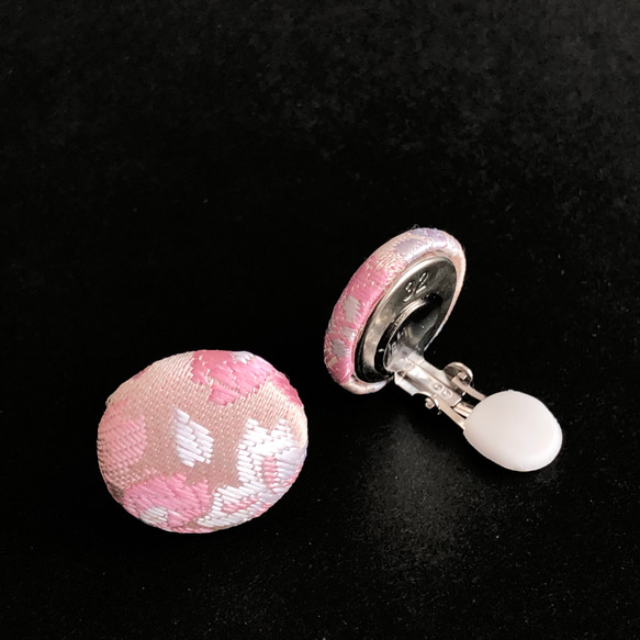 京都 西陣織 桜色の桜柄くるみボタンイヤリング 2枚目の画像