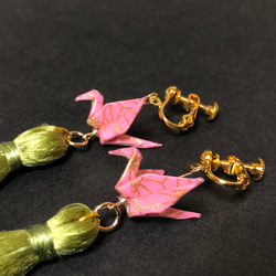 春色 ピンク麻の葉柄の折り鶴絹糸タッセル イヤリング/ピアス 2枚目の画像