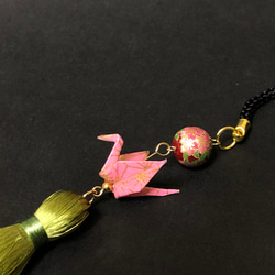春色 ピンク麻の葉 折り鶴 × 絹糸タッセル の 根付ストラップ 2枚目の画像