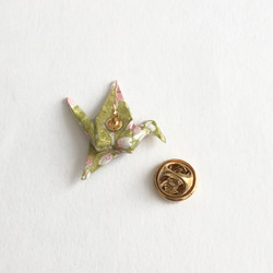 折り鶴のピンバッチ(抹茶桜) 3枚目の画像