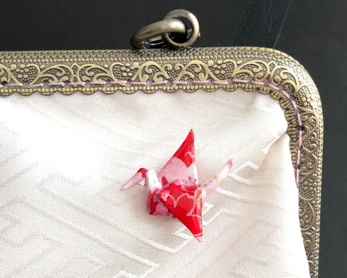 折り鶴のピンバッチ(赤桜) ピンバッチ papermagicaccessory 通販