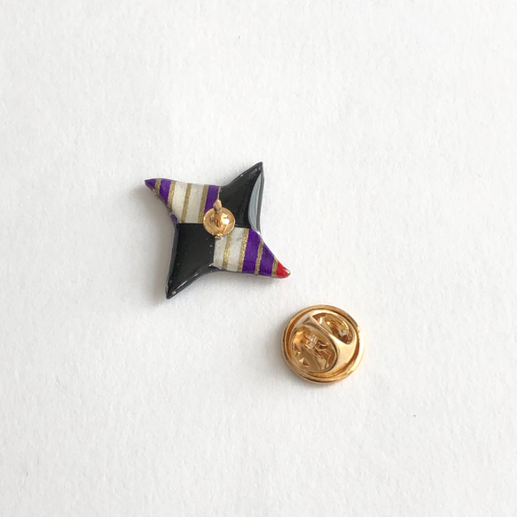忍者の手裏剣のピンバッチ(矢絣紫) 3枚目の画像