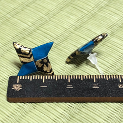 忍者の手裏剣(亀甲花菱黒金×深緑)ピアス 【 友禅和紙 × ORIGAMI アクセサリー 】 2枚目の画像