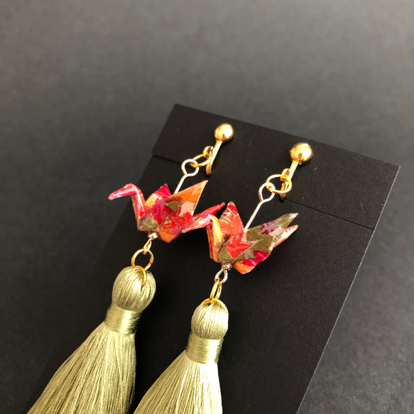 彩りの秋〜紅葉〜 折り鶴 イヤリング / ピアス (抹茶)【 友禅和紙 × ORIGAMI アクセサリー 】 2枚目の画像