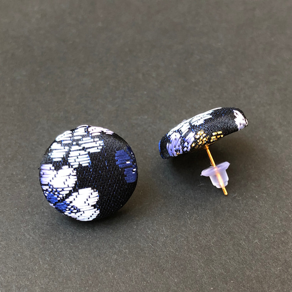 京都 西陣織 青花柄のくるみボタンピアス 2枚目の画像