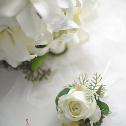 ユリと丸葉ユーカリのウェディングブーケ クラッチブーケ　アーティフィシャルフラワー　造花　カサブランカ 4枚目の画像