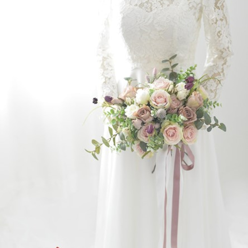 ローズとフリチラリアのクラッチブーケ ウェディングブーケ アーティ