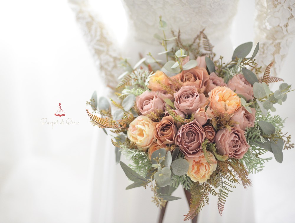 ベージュのローズとパンパスグラスのクラッチブーケ アーティ  