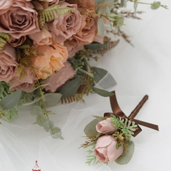 ベージュのローズとパンパスグラスのクラッチブーケ　アーティフィシャルのウェディングブーケ　造花　ウエディングブーケ 5枚目の画像