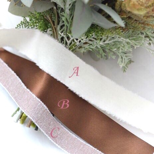 ベージュのローズとパンパスグラスのクラッチブーケ アーティ  