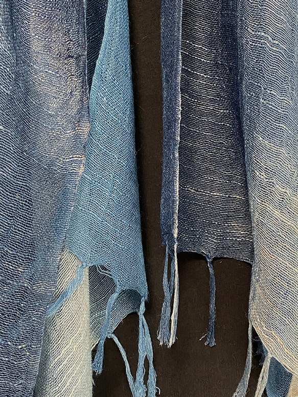 藍染め 草木染め レーヨンと麻のストール 藍＆赤み系ブラウンのグラデ（少々ムラ有） 冷房対策 和装 デイリーユース 5枚目の画像