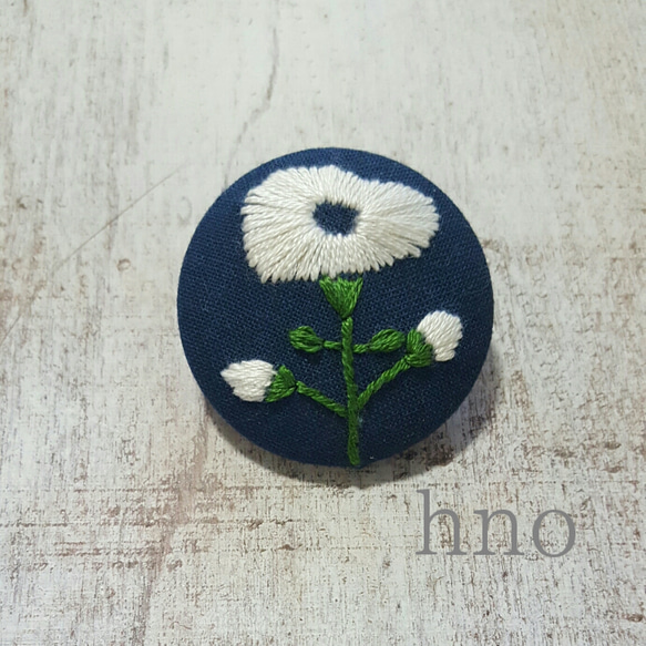 刺繍★クルミボタン★ブローチ 1枚目の画像