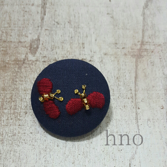 刺繍★大人シックなブローチ★クルミボタン 1枚目の画像