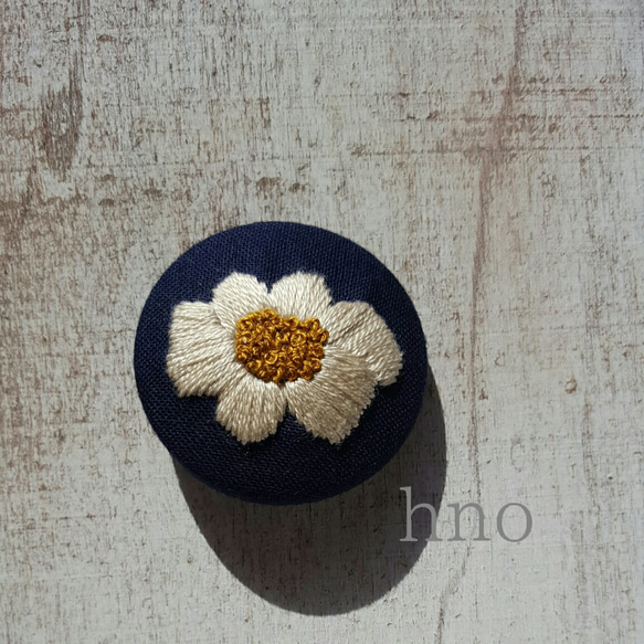 刺繍★クルミボタン★ヘアゴム 1枚目の画像