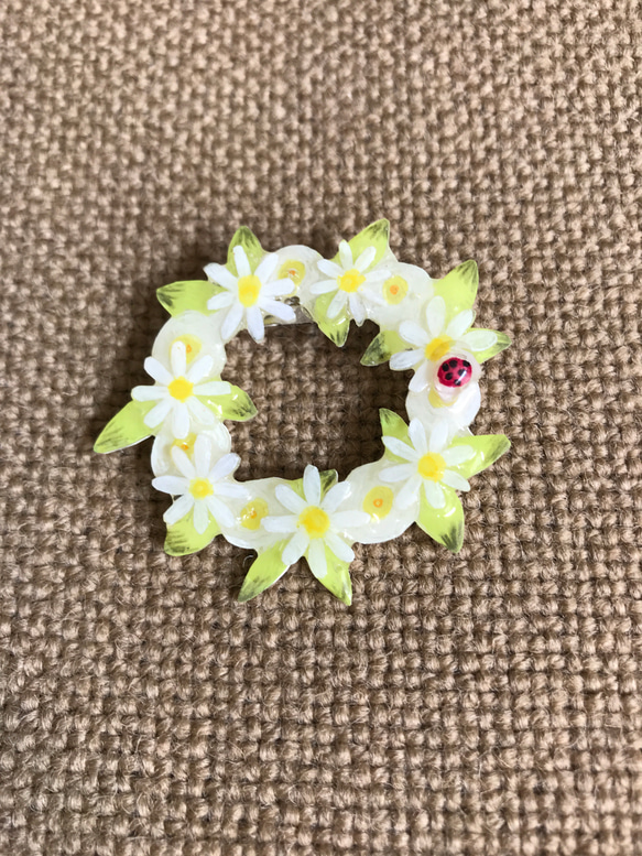 ディジーとてんとう虫のブローチ 2枚目の画像