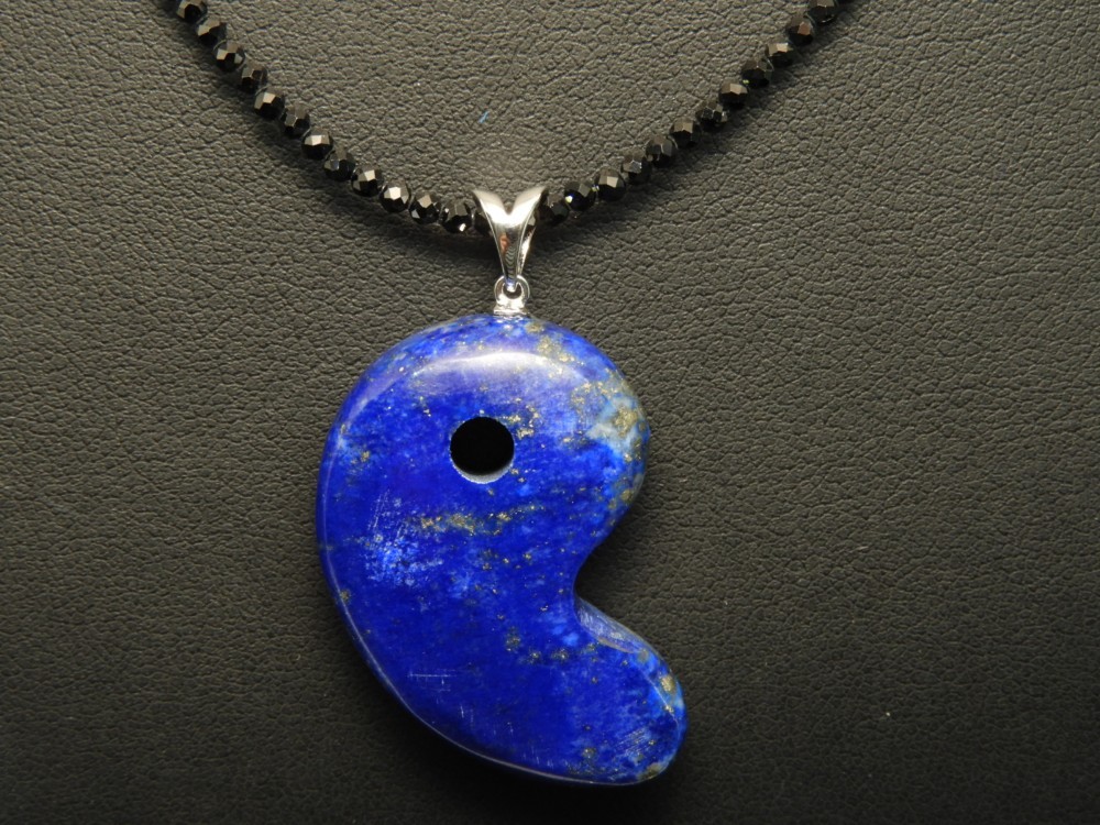12月の石！幸せを呼ぶ石！？ナチュラルラピスラズリの勾玉ペンダント！メイドインジャパン！天然石　特大③