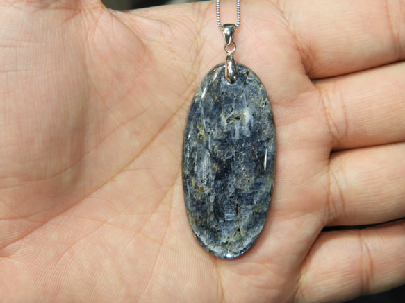 ダークブルーのシックな輝き、未来を導くカイヤナイトペンダント！メイドインジャパン　天然石 8 7枚目の画像