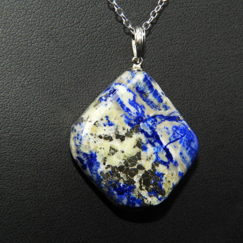 夜空の様な綺麗な模様！ナチュラルラピスラズリのペンダント！メイド  