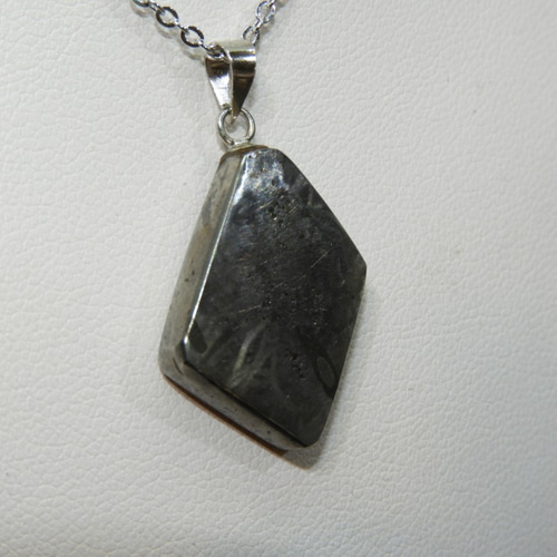 送料無料！宇宙の記憶！貴重なドロニノ隕石のペンダントトップ！ロシア