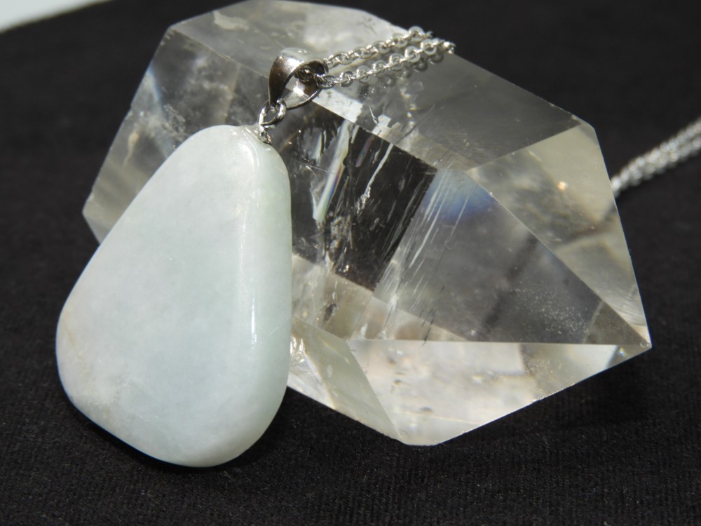 日本産！透明感抜群！古来よりのお守り糸魚川ヒスイのペンダントトップ！メイドイン＆フロムジャパン！　天然石1002