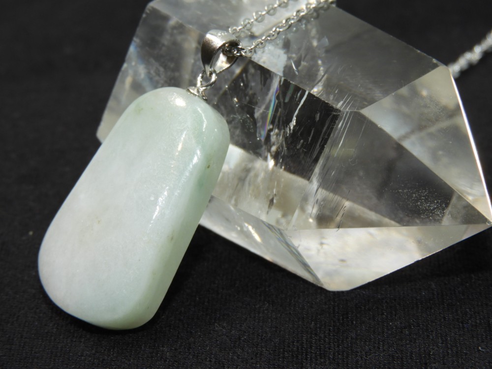 日本産！透明感あり！古来よりのお守り糸魚川ヒスイのペンダントトップ！メイドイン＆フロムジャパン！　天然石　1001