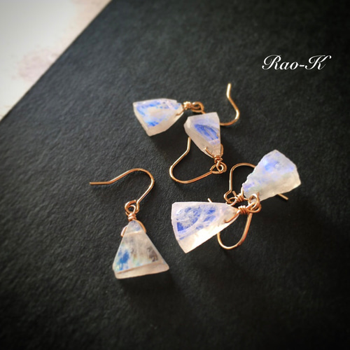 ✨rough stone✨14kgf 原石ピアス〜レインボームーンストーン片耳用 
