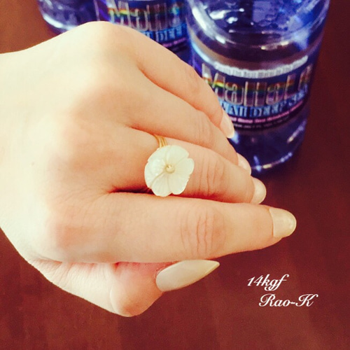 ✨14kgf ホワイトシェルのフラワーリング 指輪・リング Rao-K