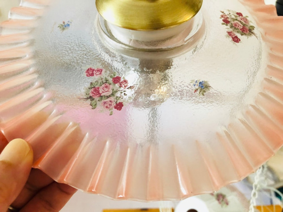 薔薇のシェード フレンチタルトクリア ガラス製灯具付きランプ 照明 ピンク吹き アンティーク調ランプ 手元灯トイレライト 2枚目の画像